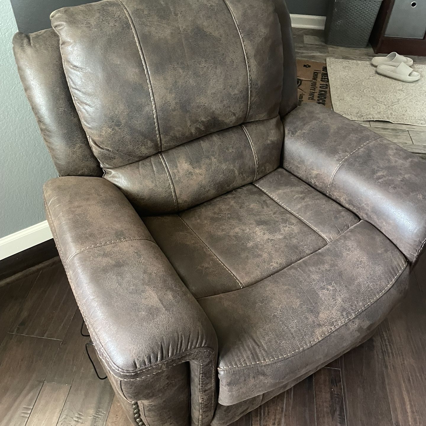 Massaging reclining chair