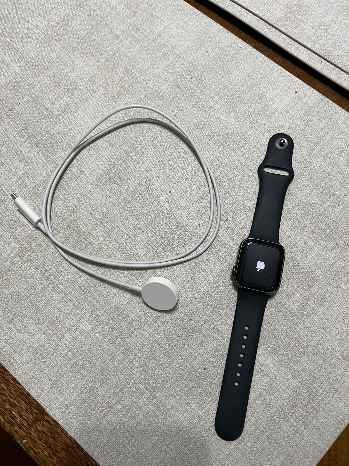 Apple Watch SE space Gray 40 MM With Charger