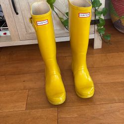 Hunter Rain Boots Size 8 + Boot Socks