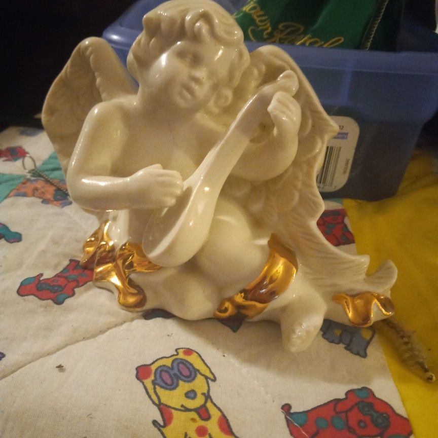 Cherub W/guitar And Gold 