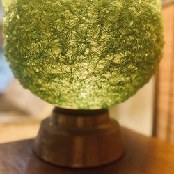 VTG MCM SPAGHETTI SPUN LUCITE GLOBE TABLE LAMP