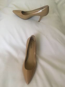 Semi New Michael Kors Kitten pumps short hell SZ 9