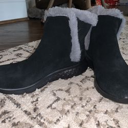 NEW Skechers women’s on the go, winter boot fur-lined size 6
