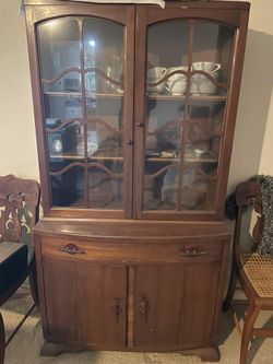 China Cabinet / Buffet Cabinet