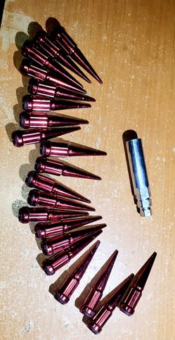 20 Pc Spline Spike Lug Nut Set In Good Condition