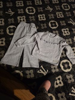 Girls sweat out fit skeachers