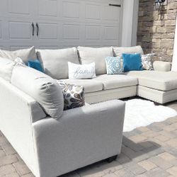 Beautiful Comfy Gray Sectional Couch/  Sofá 