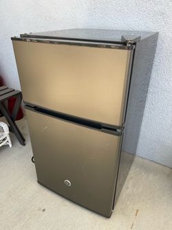 GE mini fridge 🍒 Refri pequeño