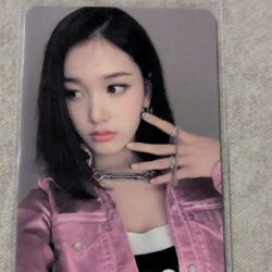 STAYC https://offerup.com/redirect/?o=WU9VTkctTFVWLkNPTQ== Hard Signed Autographed Photocard Non-Sport Trading Card