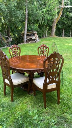 Round table with chairs an glass protector