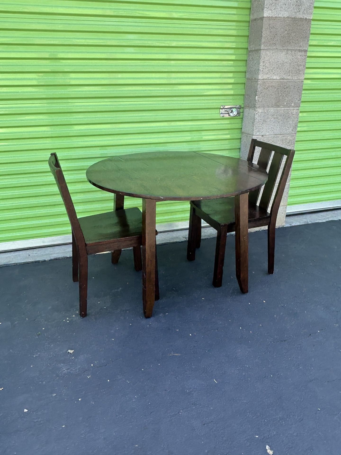 Beautiful Dining Set In good Condition