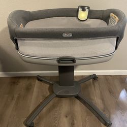 Chicco Close to You SE Bedside Bassinet, Mobile Newborn Bassinet with Wheels