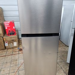 BRAND NEW Vissani
10.1 cu. ft. Top Freezer Refrigerator in Stainless Steel Garage Ready