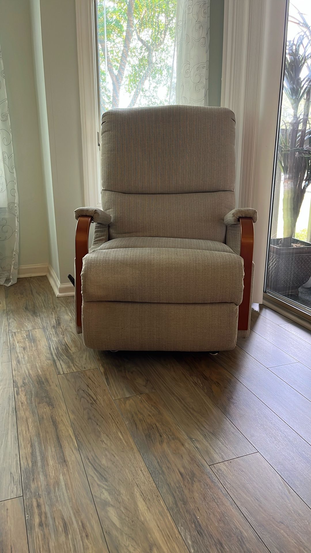 Nice Recliner, Smoke And Pet-free.
