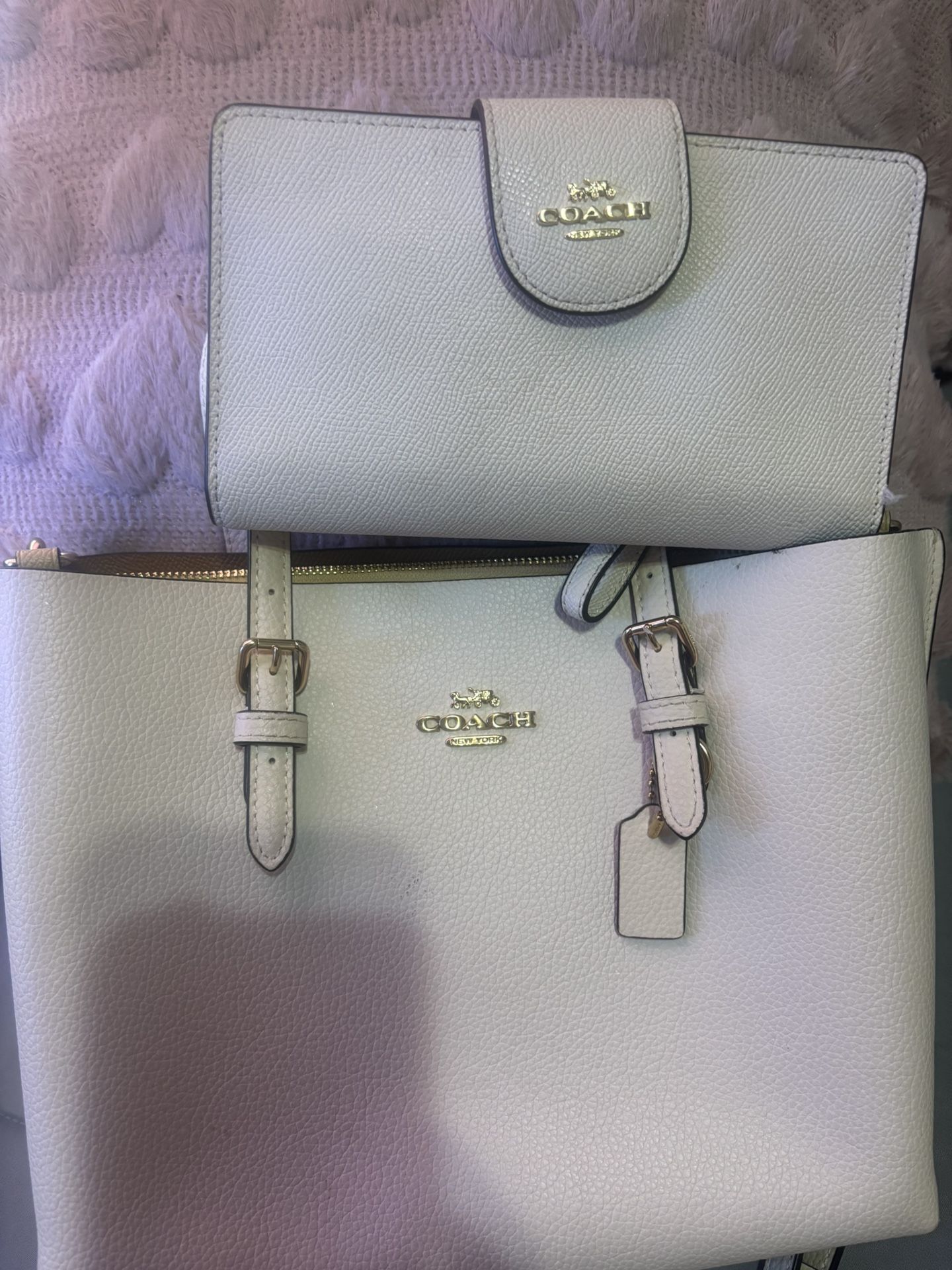 Cream Coach 👜 W/wallet