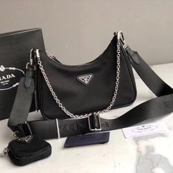 𝐏𝐫𝐚𝐝𝐚 Black Re-Edition 2005 Nylon Bag