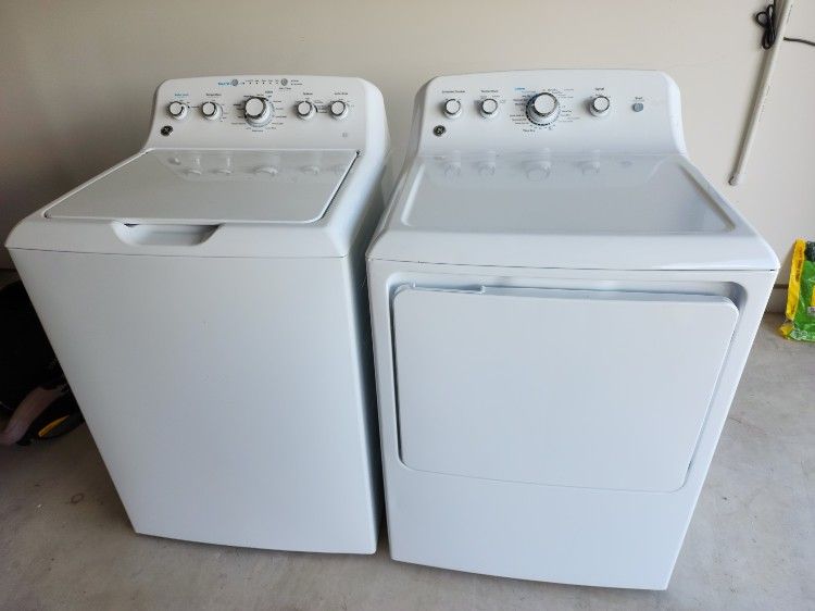 GE Washer (GTW465ASNWW) & Dryer (GTD42EASJWW) Set