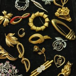 Brooch Lot