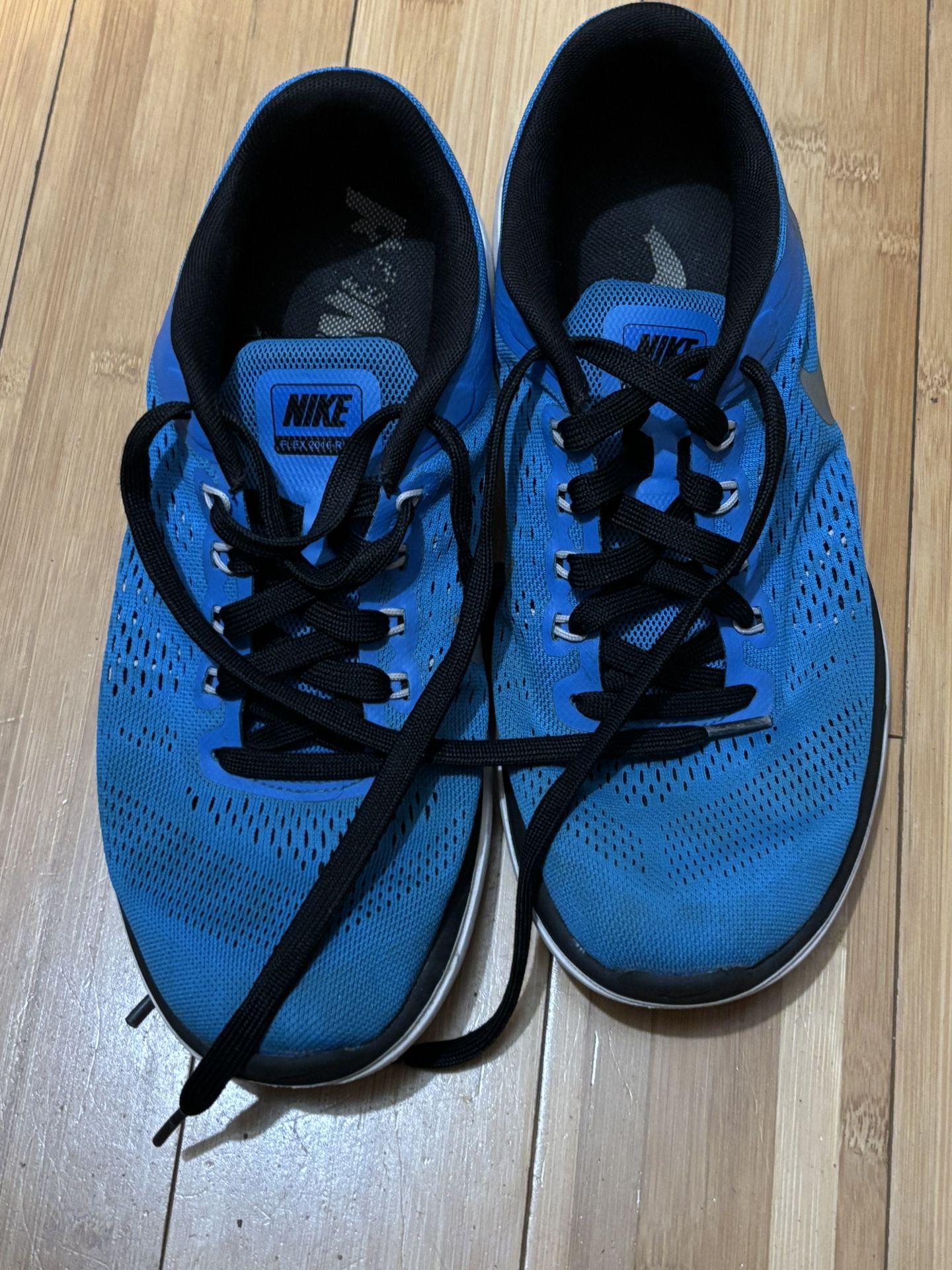 Used Men’s Nike Tennis Shoes Size 9.5