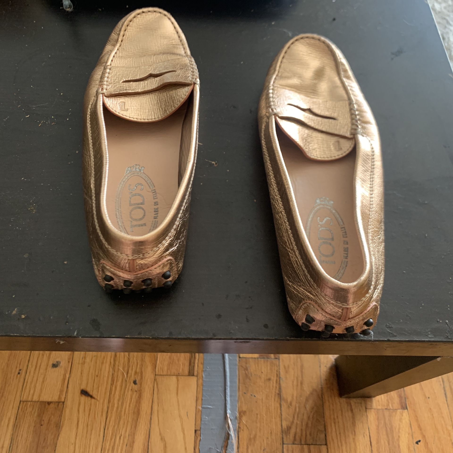 Rose gold Tod’s Gommino driving shoes