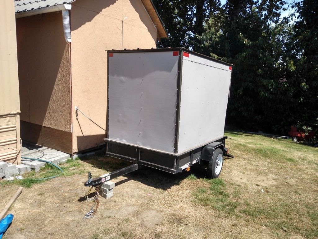 Utility trailer 4x6 In excellent conditions years 2017 title in hand