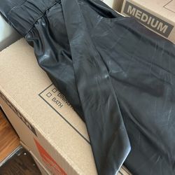 medium black skirt wt belt 