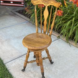VINTAGE SOLID OAKWOOD PIANO / MUSIC CHAIR (ADJUSTABLE HEIGHT SWIVEL SEAT) (15”DIA X 17”D X 37”H)