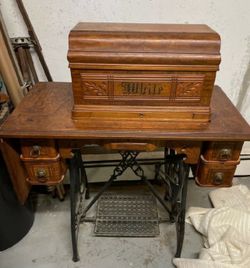 ANTIQUE WHITE LONG SHUTTLE  SEWING MACHINE ANTIQUE IN CABINET