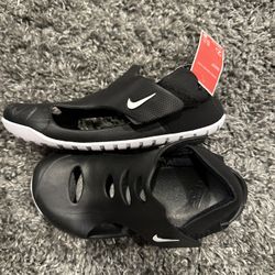 Brand New Nike Child Sandals- Size 2Y