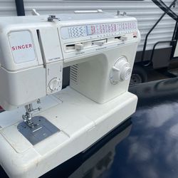 Singer Sewing Machine 