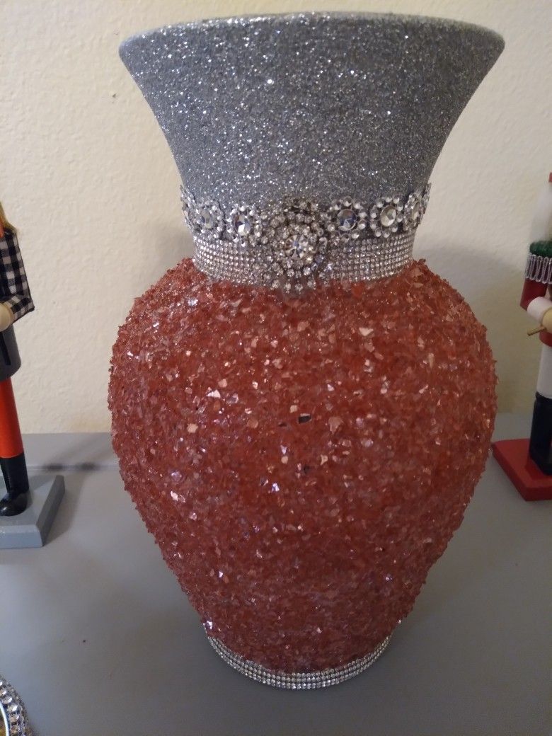  Noel.   ,, Lovely Christmas Vase But Even After Christmas..