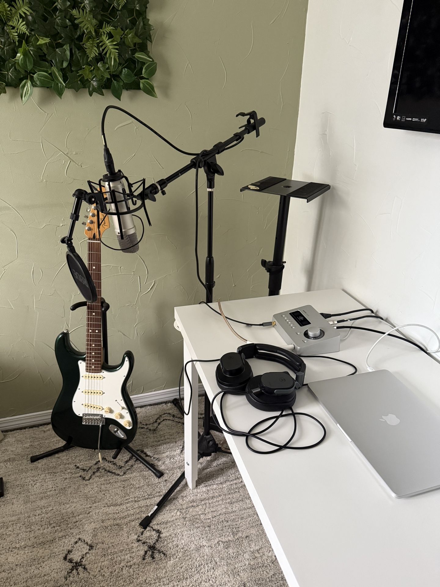 Complete Home Studio Bundle ā MacBook Pro, Audio Gear, Guitar + More