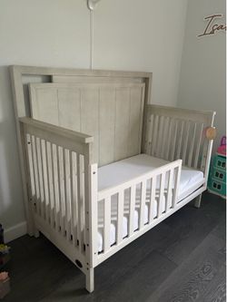 Baby crib/ Toddler Bed FOR SALE