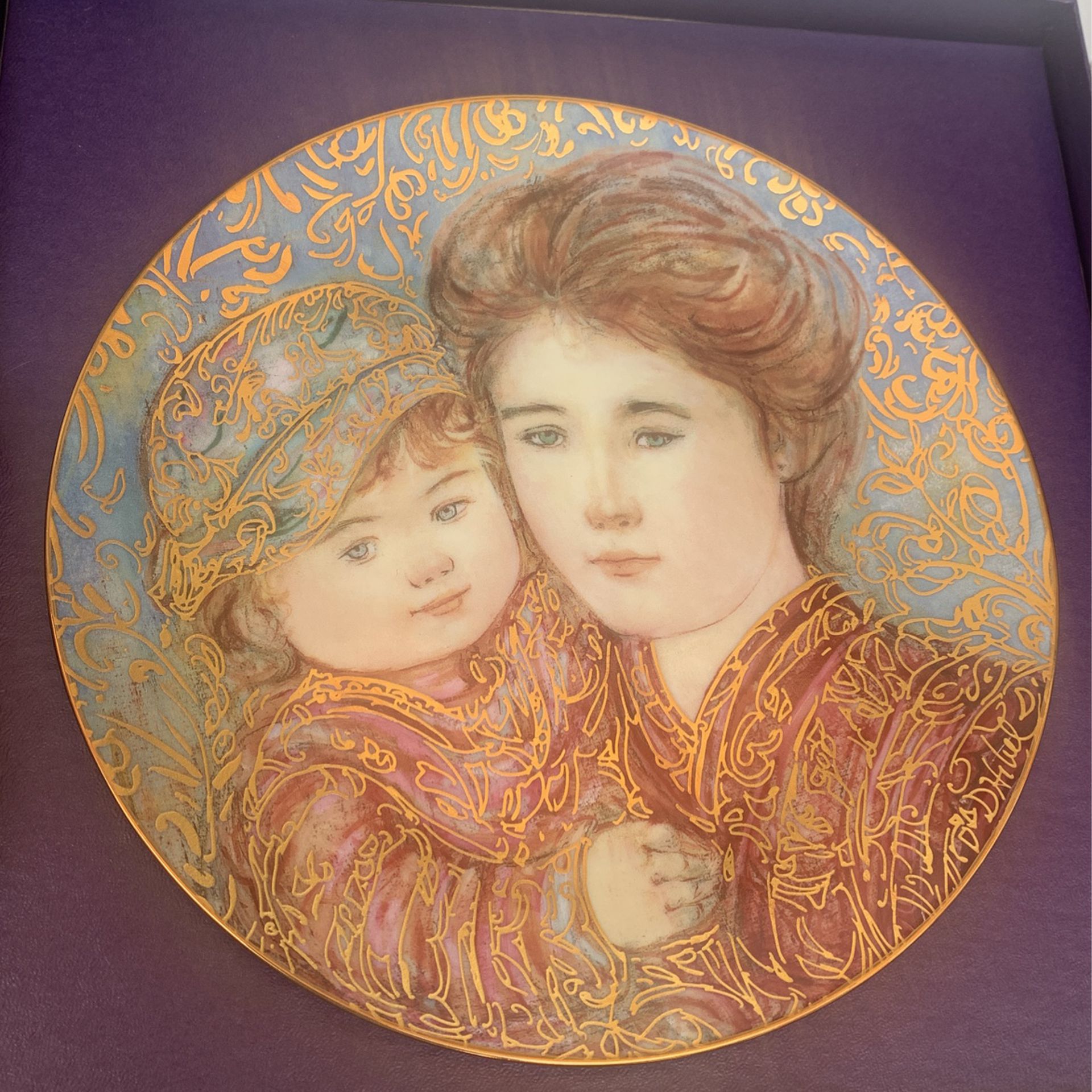 Edna Hibel Mother’s Day Plate In Box With Certificate Of Authenticity 