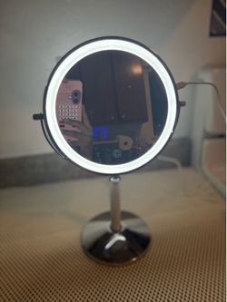 Rechargeable makeup mirror