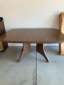 Pedestal Dining/Kitchen Table with Leaf