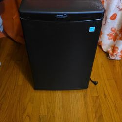 Mini fridge 