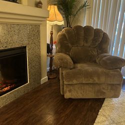 Large clamshell”  Rocker Rocker