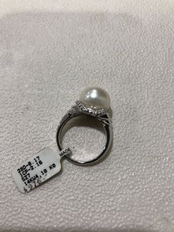 14KT white gold diamond & cultured pearl ring.