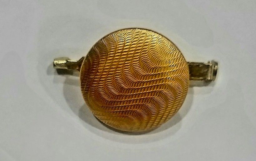 DESIGNER ORIGINAL CLASSIC GOLDENBUTTER 1-1/2" BROOCH A GREAT FASHION ACCESSORY