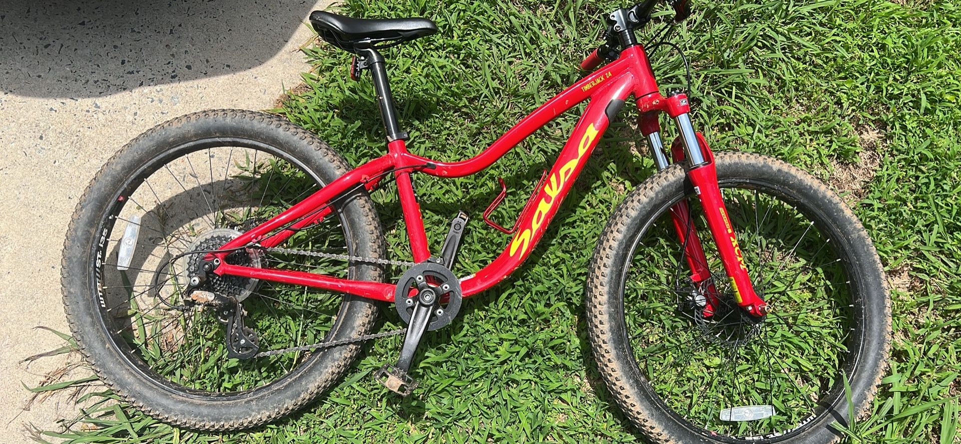 Salsa Mountain Bike - Disc Brakes - Front Suspension - Excellent Trail Ride - new grips - water hold