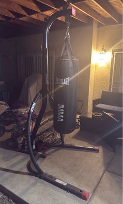 Everlast MMA PUNCHING BAG & STAND!! Pristine condition! Great price!