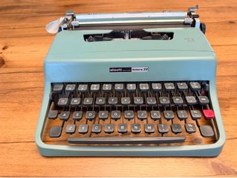 c 1970 Vintage Olivetti Lettera 32 Portable Typewriter – Green - works!