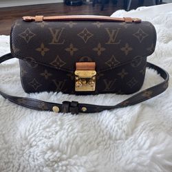 Gorgeous and authentic Louis Vuitton Pochette Métis in iconic monogram canvas 