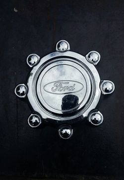 (1) FORD F250 OR F350 8 LUG CENTER CAP