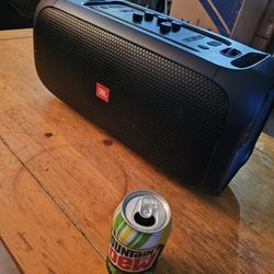 Bluetooth JBL PartyBox 100 portable speaker. Bocina JBLaltavoz portátil Bluetooth JBL PartyBox 100.  