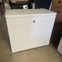 Chest Freezer GE White 