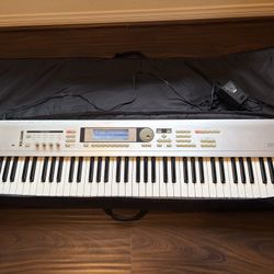 Korg Triton Le 76 Key Workstation With Accessories