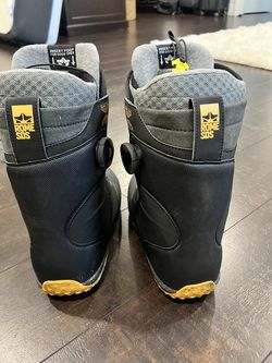 Men’s snowboarding boots size 9