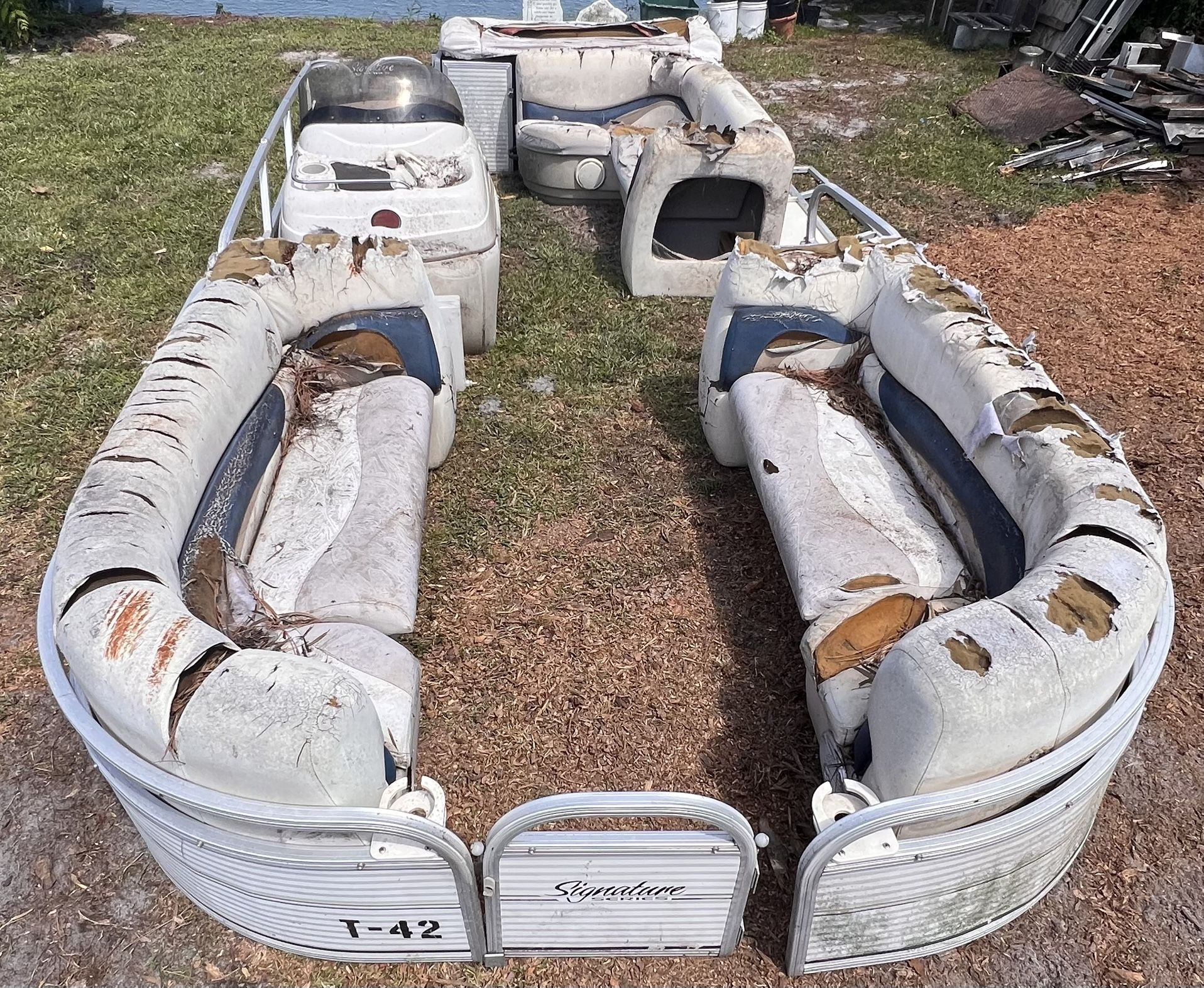 22’ Suntracker rails Seats Helm